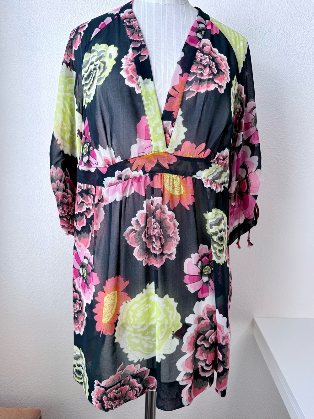 CAbi Gemini Sheer Floral Tunic | Cover Up V-Neck Black Pink Size Small